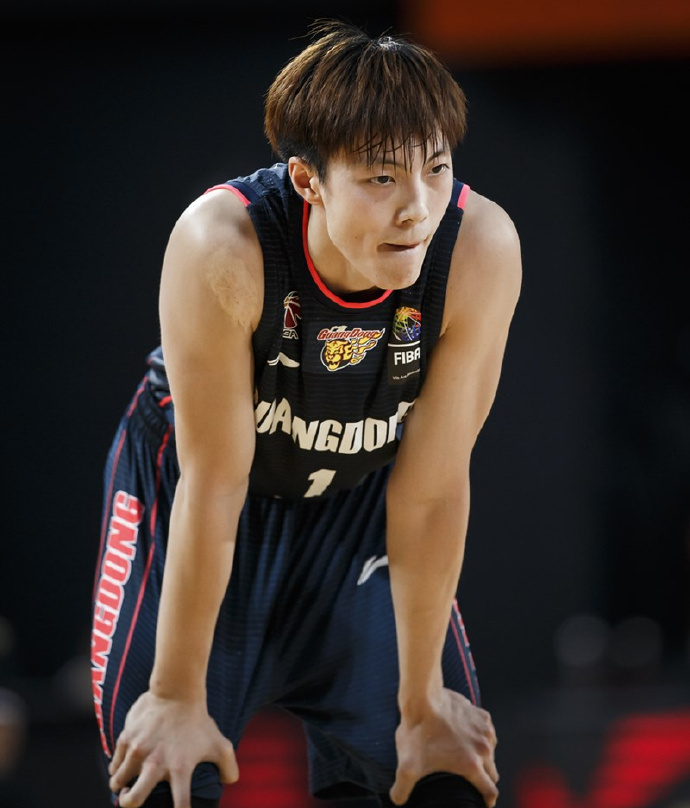 亚冠赛程吃紧，深圳男篮今夜篮板制胜，气氛紧张，轮换策略成焦点的简单介绍